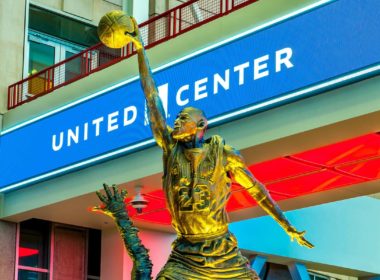 michael jordan statua chicago united center