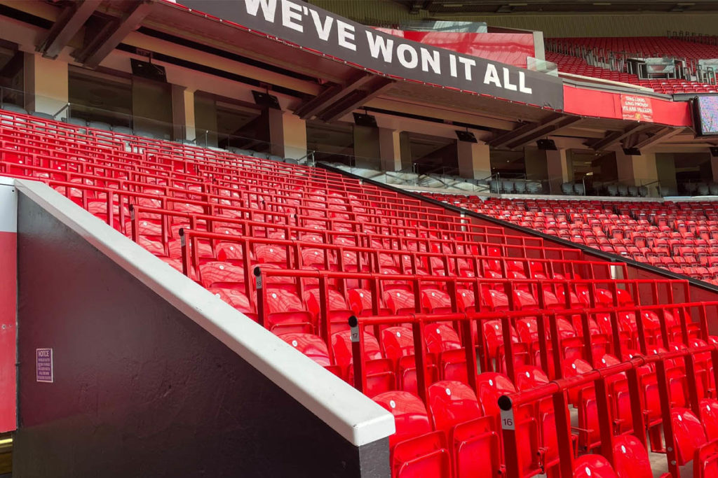 old trafford posti in piedi manchester united