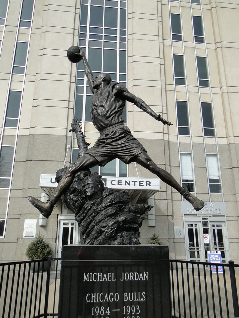 michael jordan statua esterno united center vecchia posizione